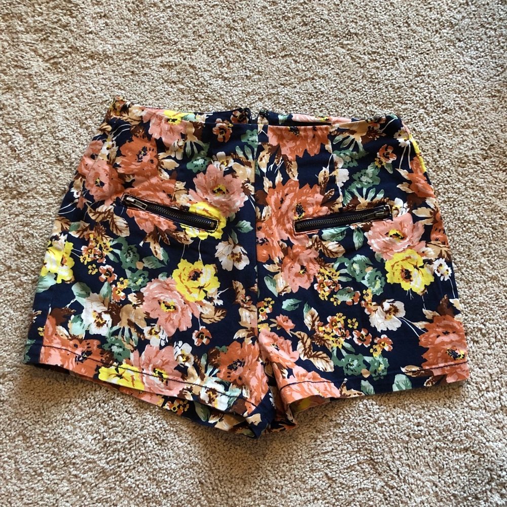 High-waisted Floral Shorts by Mine
